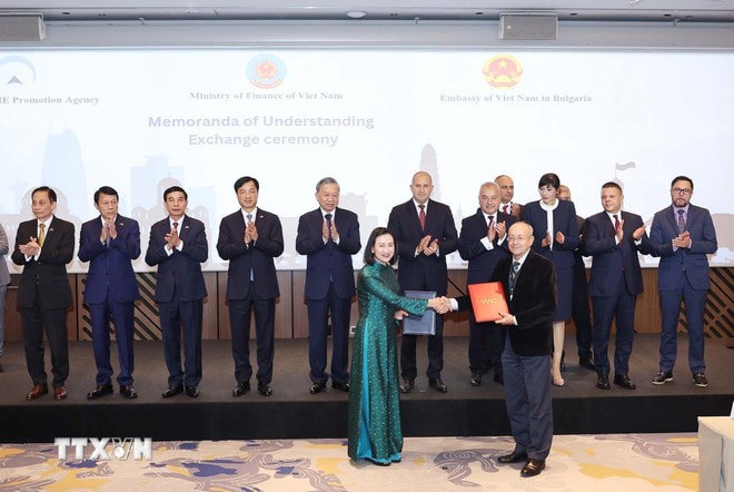 Tổng Bí thư Tô Lâm và Tổng thống Bulgaria Rumen Radev chứng kiến lễ trao Thỏa thuận hợp tác về công tác trọng tài giữa Trung tâm Trọng tài quốc tế Việt Nam với Tòa trọng tài (thuộc Phòng Thương mại và Công nghiệp Bulgaria - BCCI). Ảnh: Thống Nhất/TTXVN. 