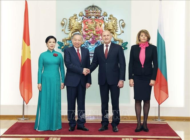 Tổng Bí thư Tô Lâm và Phu nhân với Tổng thống Cộng hòa Bulgaria Rumen Radev và Phu nhân tại Phủ Tổng thống. Ảnh: Thống Nhất/TTXVN. 