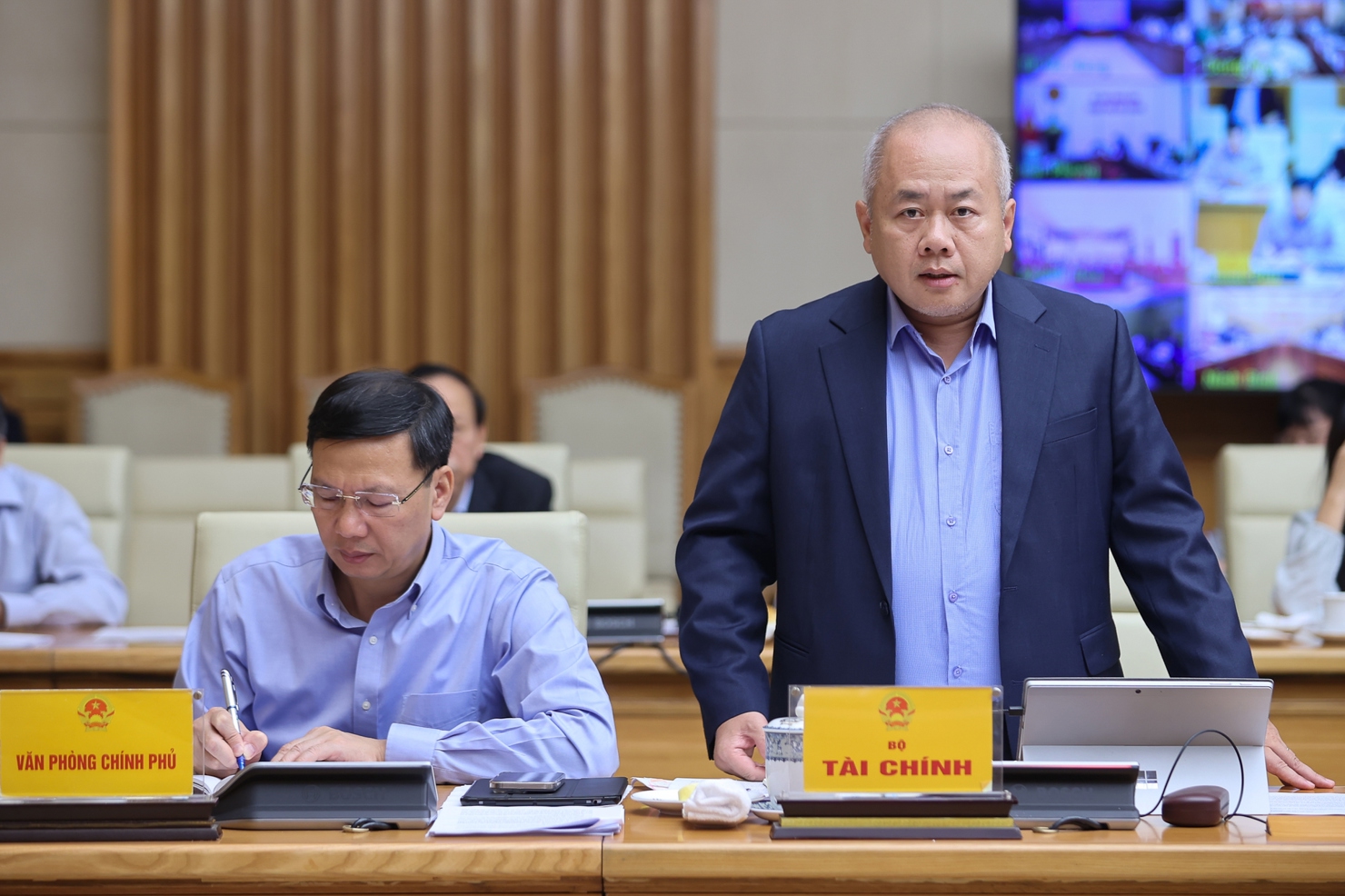 Thứ trưởng Bộ Tài chính Đỗ Thành Trung phát biểu tại cuộc họp. Ảnh: VGP