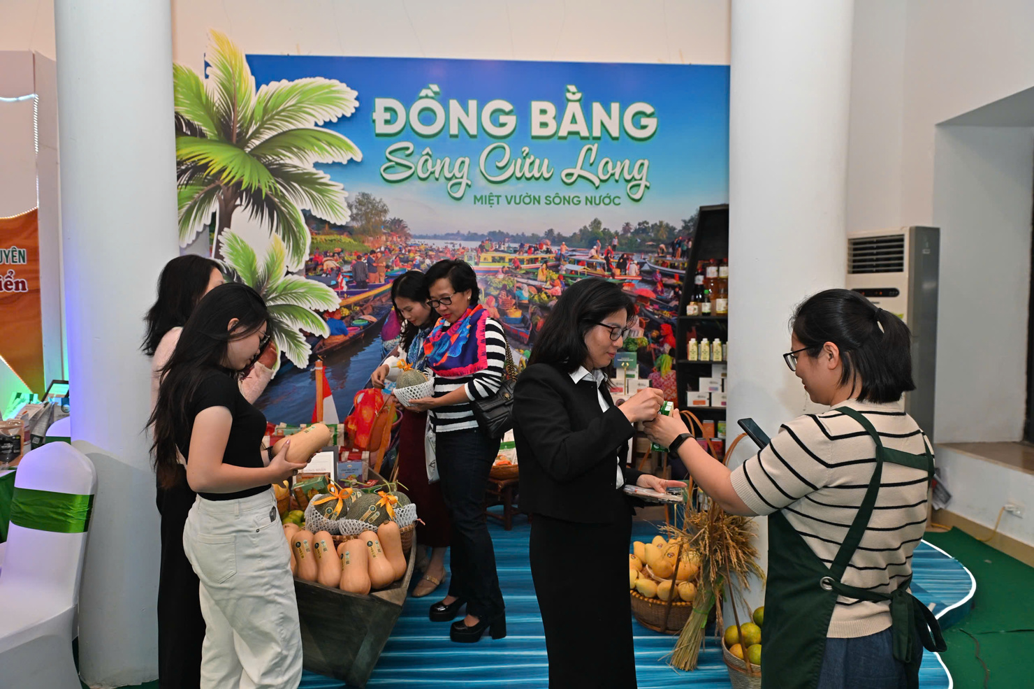 Người dân trải nghiệm sản phẩm nông sản Việt.