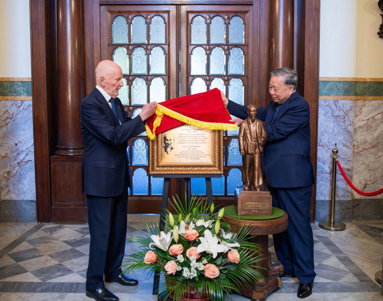 Tổng Bí thư Tô Lâm và Phu nhân gặp Cựu hoàng Simeon Saxe-Coburg-Gotha. (Ảnh: TTXVN phát). 