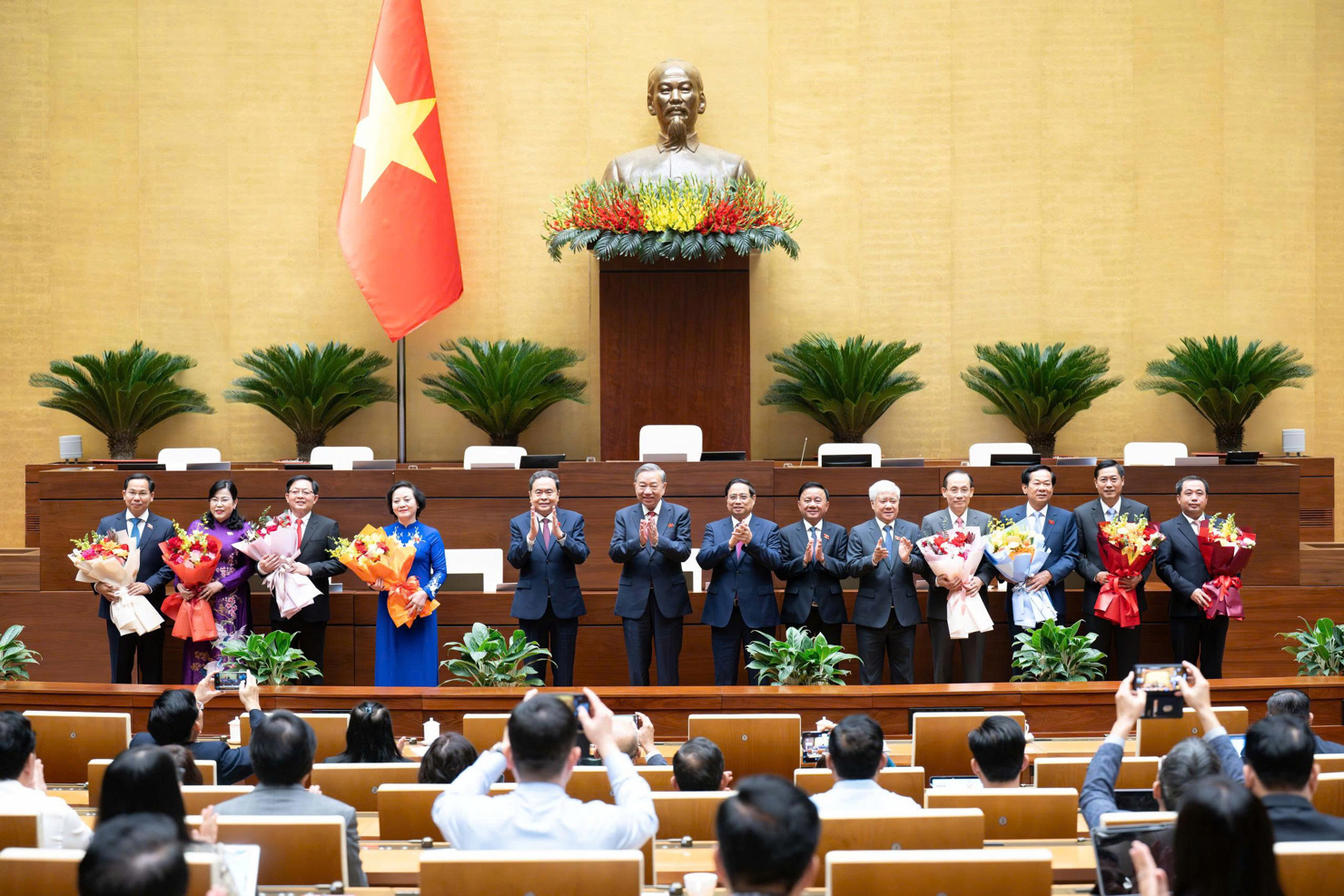 Tặng hoa các Phó Thủ tướng Chính phủ và một số Bộ trưởng.