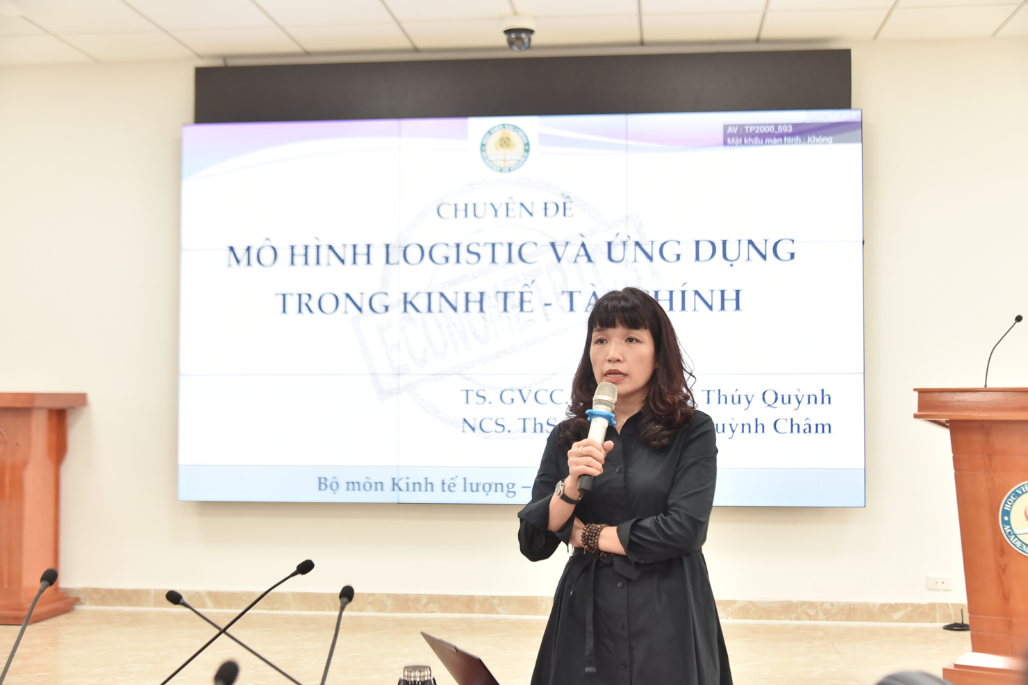 TS. Nguyễn Thị Th&uacute;y Quỳnh - Trưởng khoa Cơ bản (Học viện T&agrave;i ch&iacute;nh) tr&igrave;nh b&agrave;y chuy&ecirc;n đề tại chương tr&igrave;nh.