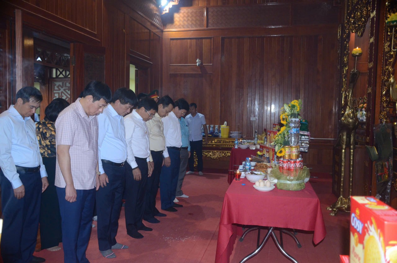Bộ trưởng Bộ Tài chính Nguyễn Văn Thắng cùng các đại biểu dâng hương Đại tướng Võ Nguyên Giáp tại Khu thờ tự Đại tướng. Ảnh: Minh Hiền