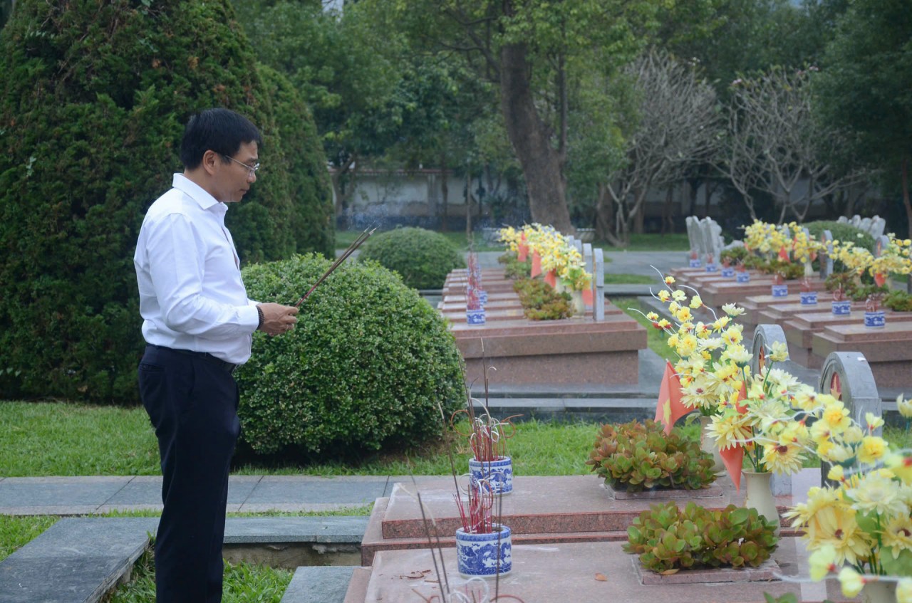 Bộ trưởng Nguyễn Văn Thắng dâng hương các phần mộ liệt sĩ. Ảnh: Minh Hiền