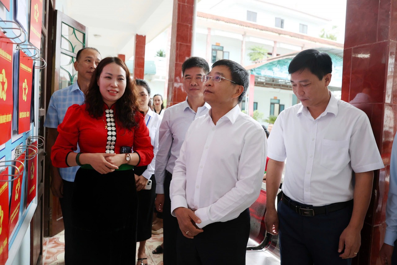  Bộ Tài chính Nguyễn Văn Thắng và Đoàn công tác đã khảo sát thực tế việc triển khai mô hình chính quyền địa phương 2 cấp tại xã Thanh Nưa, tỉnh Điện Biên. Ảnh: Đức Thanh