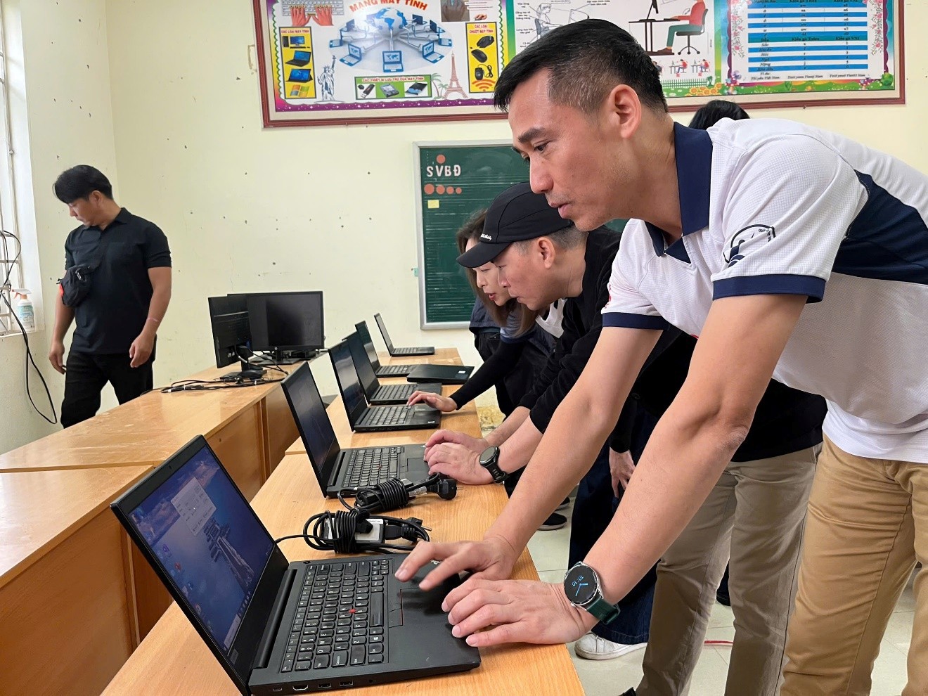 AIA Việt Nam trao tặng 08 bộ máy tính cho thầy trò Trường tiểu học Đồng Tiến, xã Xuân Lương, Bắc Ninh.