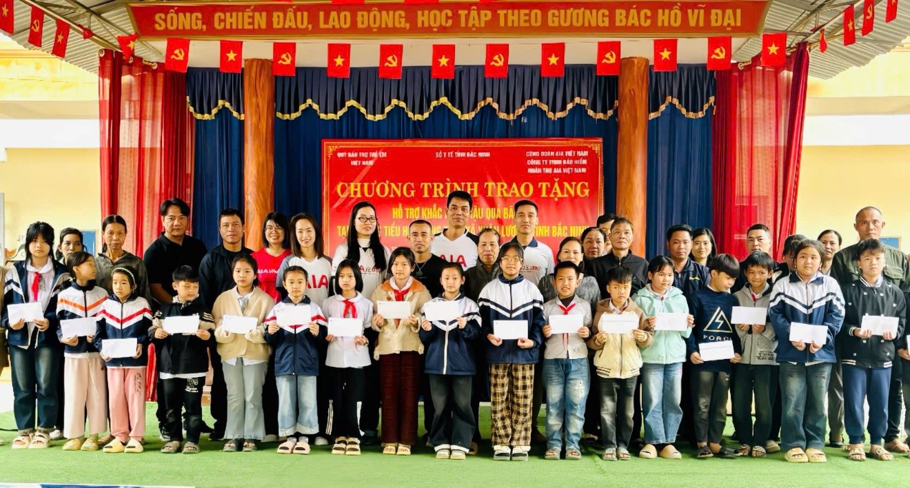 Đại diện AIA Việt Nam trao tặng 37 suất hỗ trợ tài chính cho 37 em học sinh và gia đình bị thiệt hại do lũ lụt tại xã Xuân Lương, Bắc Ninh.