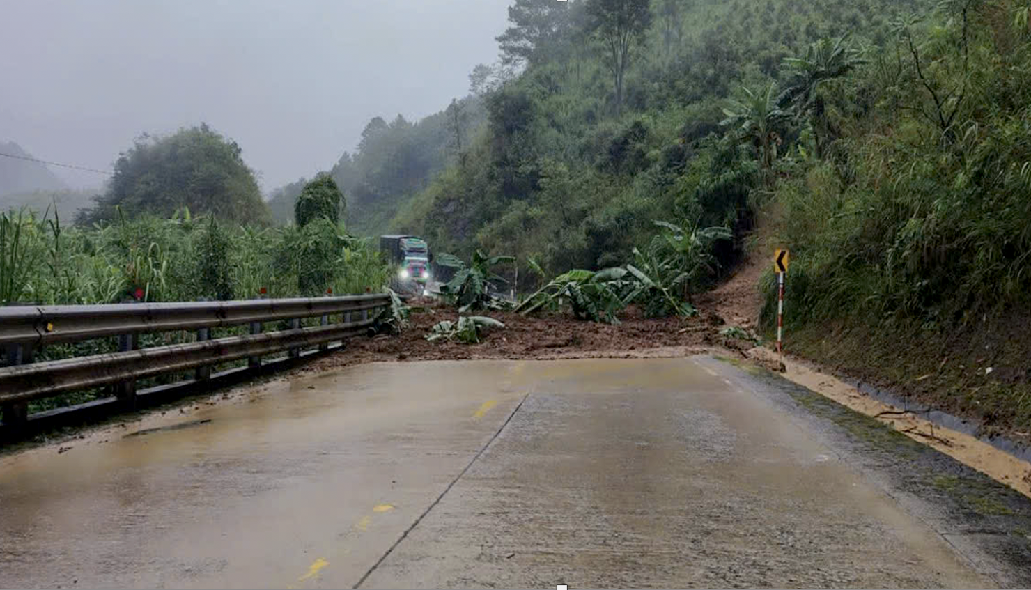 Đất, đ&aacute; sạt lở tr&agrave;n xuống mặt đường tại Km1430+500 đường Hồ Ch&iacute; Minhg&acirc;y tắc nghẽn giao th&ocirc;ng