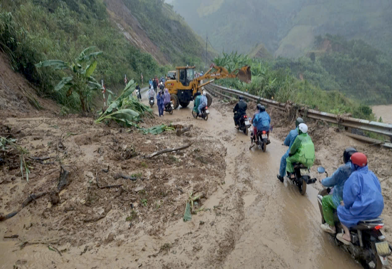 Đất, đ&aacute; sạt lở tr&agrave;n xuống đường Hồ Ch&iacute; Minh tại Km1430+500
