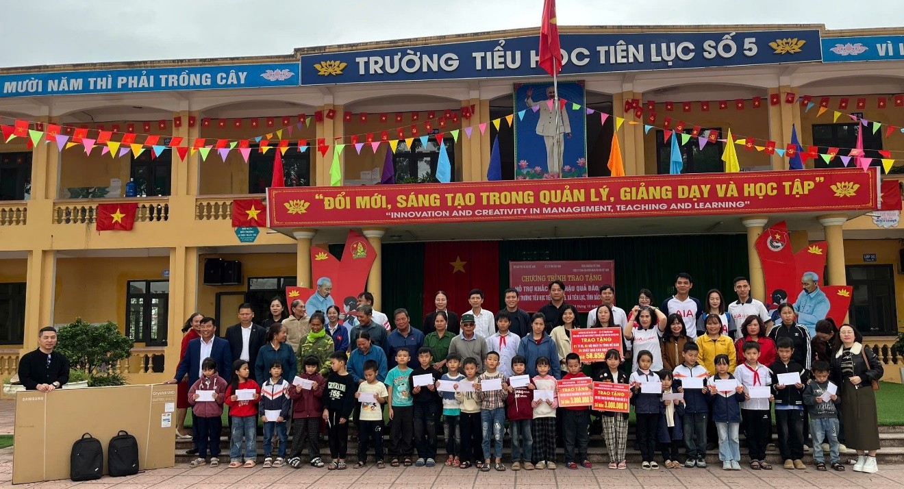 Trao tặng thiết bị học tập và các suất hỗ trợ tài chính cho thầy trò trường tiểu học Tiên Lục 5.  