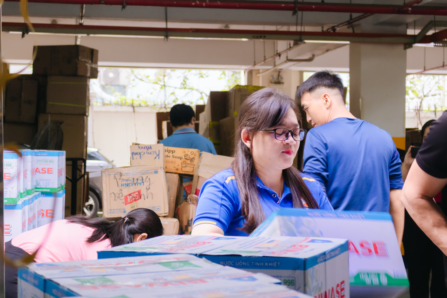 Các thùng hàng cứu trợ được phân loại cẩn thận, bao gồm nhu yếu phẩm, nước uống, sữa và thuốc khử khuẩn. Ảnh: MT