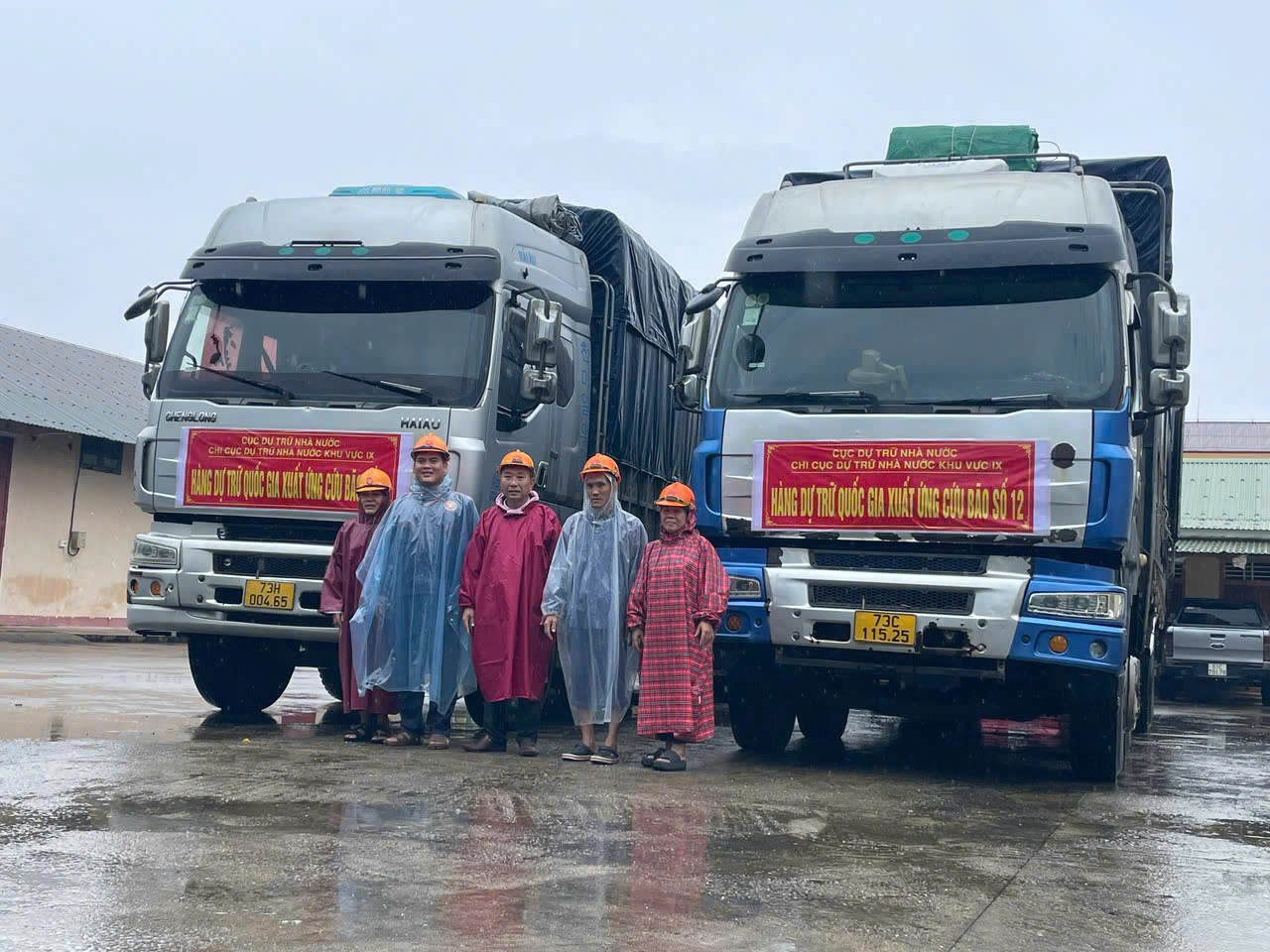 Ngay trong ngày 28/10, Chi cục DTNN khu vực IX bố trí nhân lực, phương tiện để tổ chức xuất cấp vật tư, thiết bị hỗ trợ TP. Huế khắc phục hậu quả thiên tai.