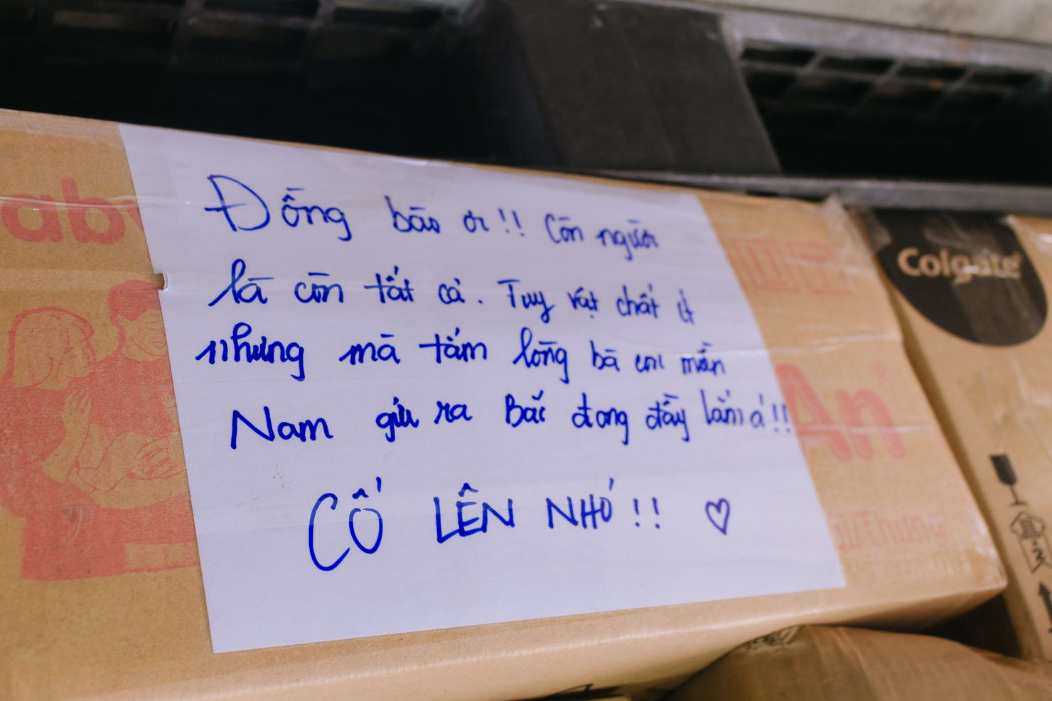 Những dòng nhắn gửi yêu thương trên thùng quà từ TP. Hồ Chí Minh gửi ra miền Trung và miền Bắc. Ảnh: MT