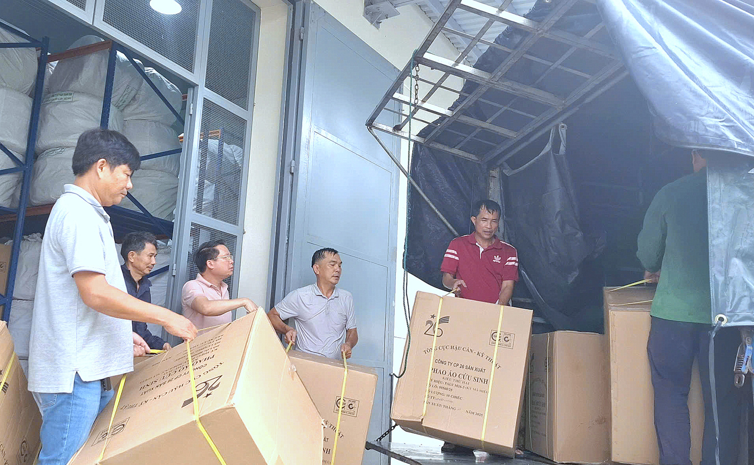 Chi cục DTNN khu vực X tổ chức bốc xếp phao áo cứu sinh lên xe ô tô để vận chuyển đến TP. Huế.