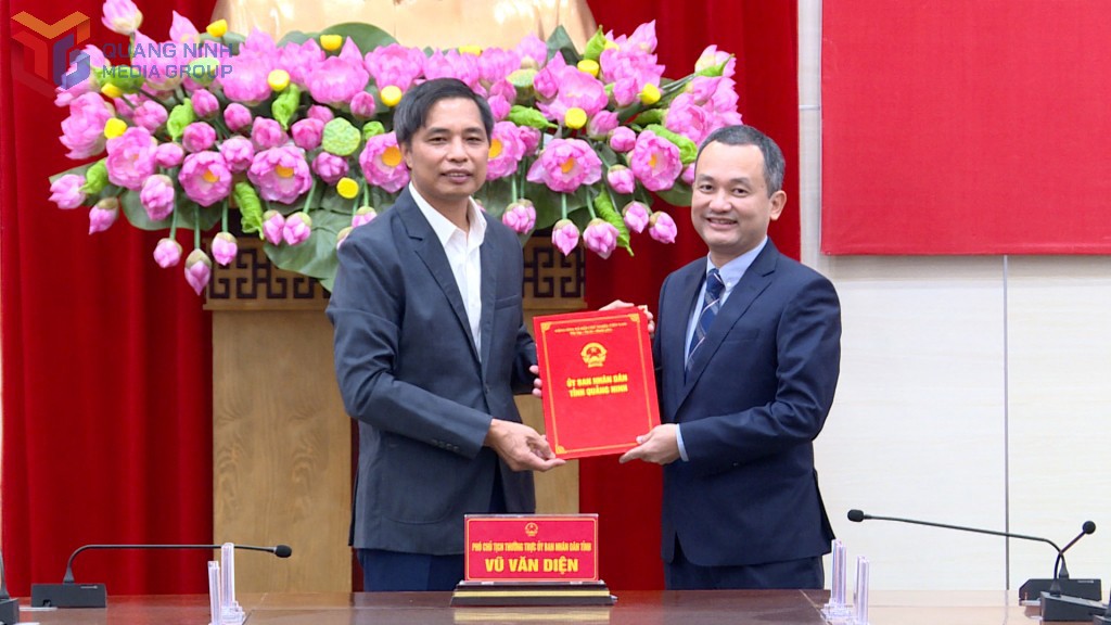 &Ocirc;ng Vũ Văn Diện - Ph&oacute; Chủ tịch Thường trực UBND tỉnh Quảng Ninh trao quyết định cho t&acirc;n Ph&oacute; Gi&aacute;m đốc Sở T&agrave;i ch&iacute;nh L&ecirc; Đ&igrave;nh Tuấn. Ảnh: QMG.