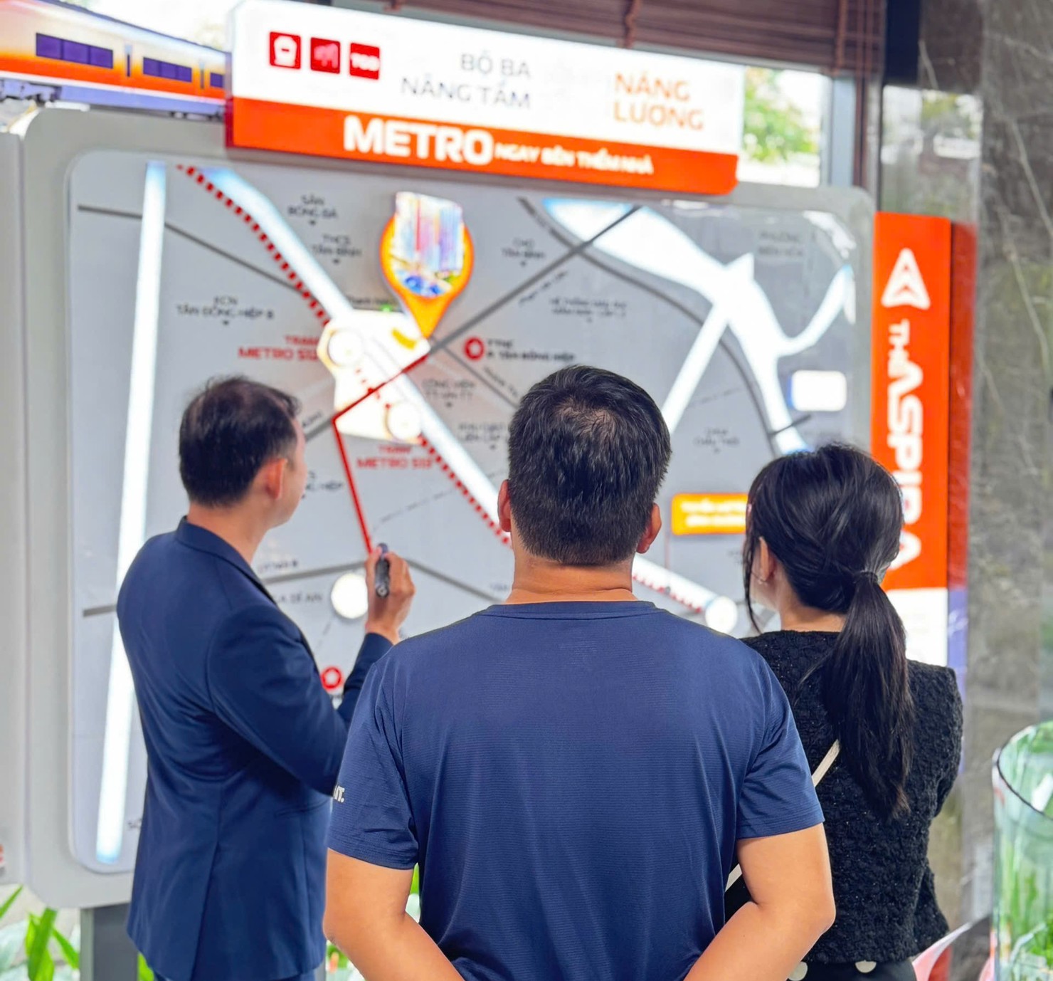 Nh&agrave; đầu tư t&igrave;m hiểu về dự &aacute;n tại TP. Hồ Ch&iacute; Minh. Ảnh: T.D