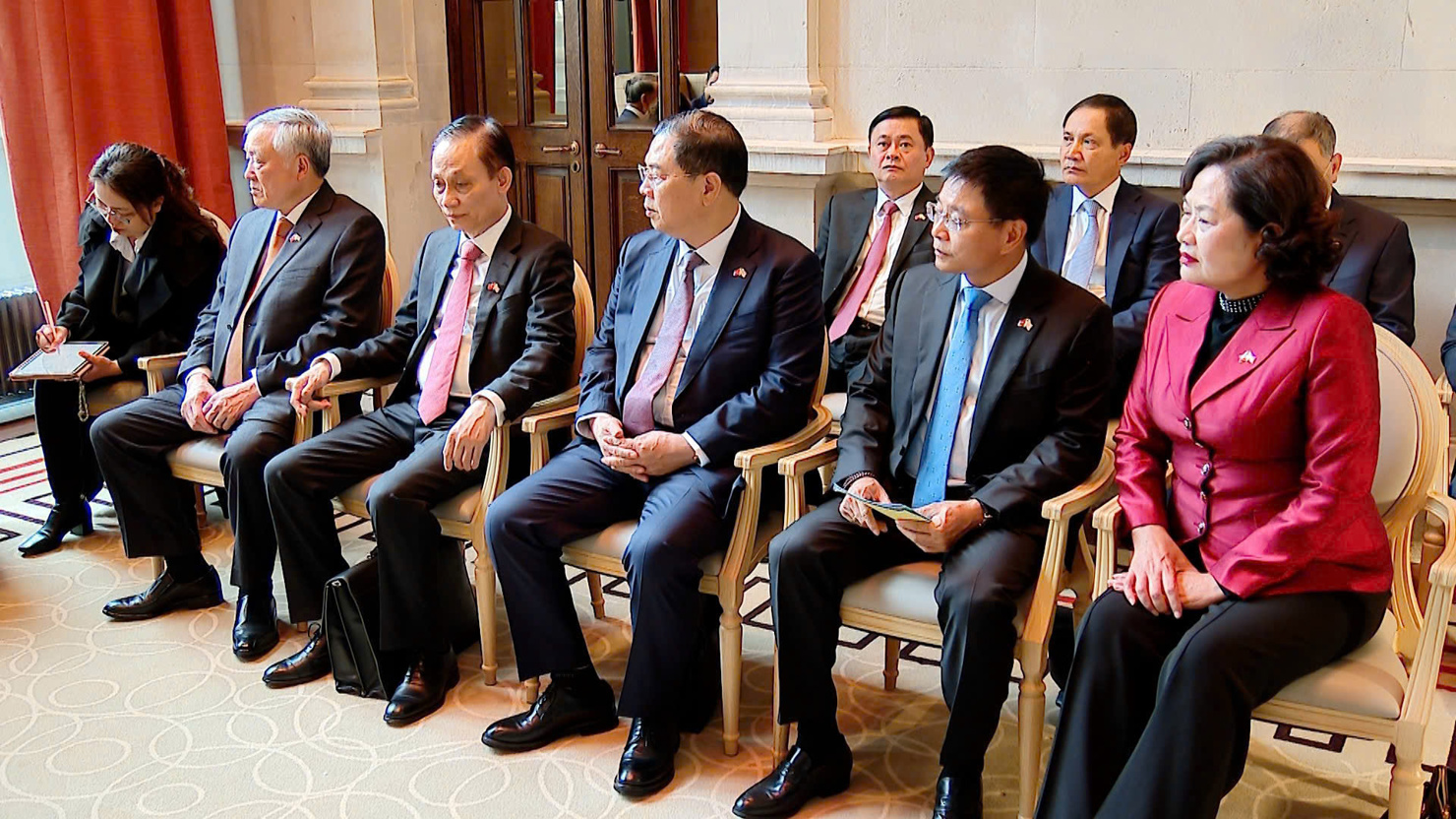 Bộ trưởng Bộ Tài chính Nguyễn Văn Thắng (thứ hai từ phải sang) cùng đại diện các cơ quan liên quan đã có mặt tại buổi làm việc của Tổng Bí thư Tô Lâm và Ngân hàng Standard Chartered.