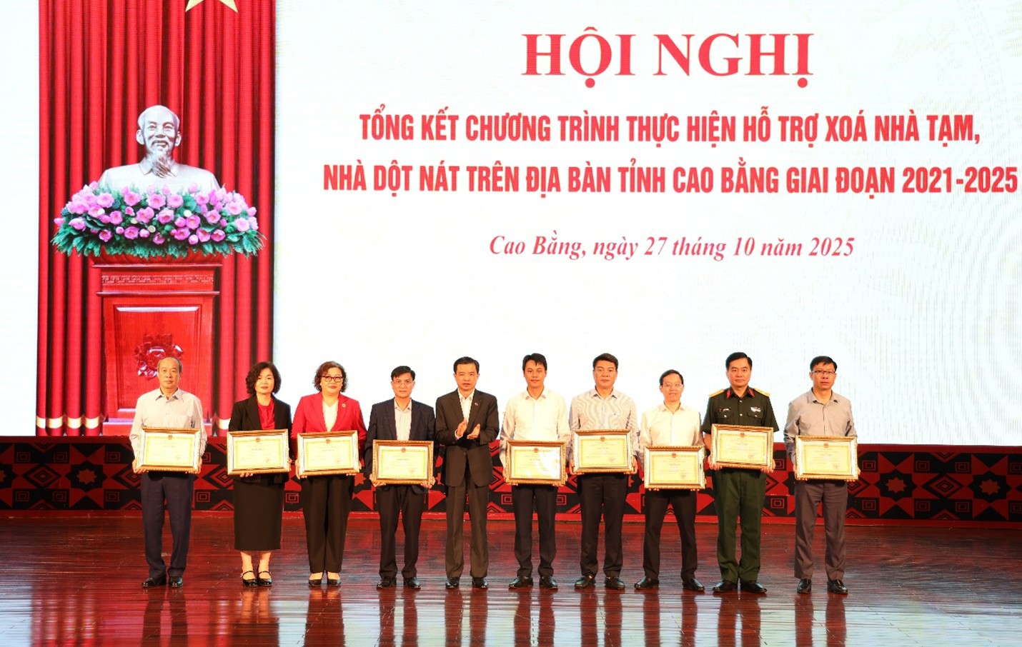 Tặng bằng khen của Chủ tịch UBND tỉnh Cao Bằng cho tập thể có nhiều đóng góp trong công tác xóa nhà tạm, nhà dột nát trên địa bàn tỉnh.