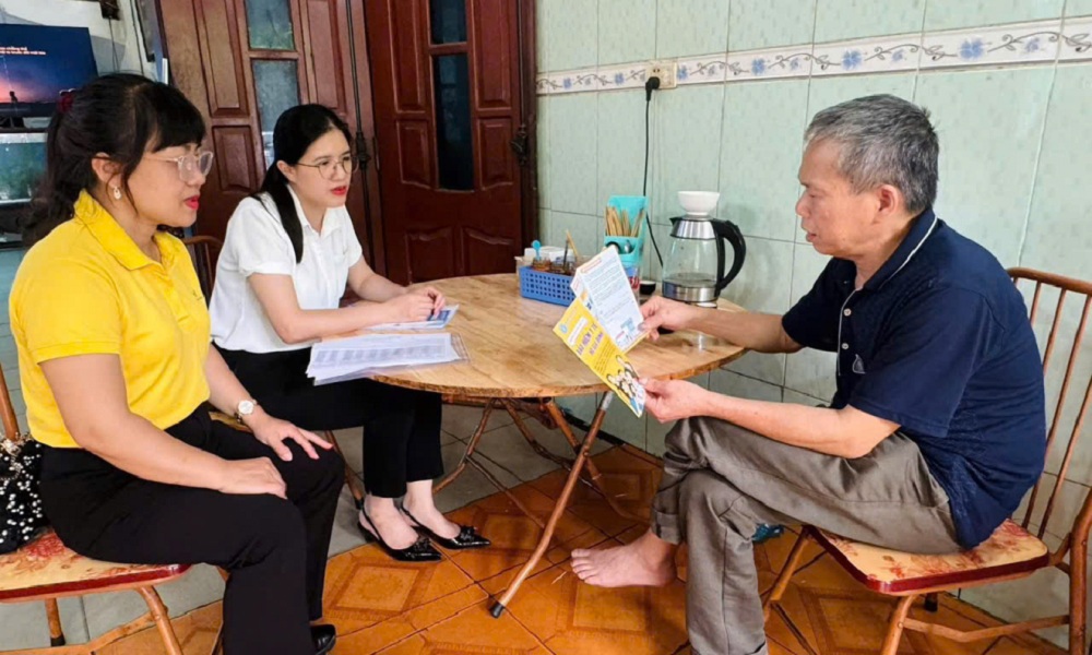 BHXH tỉnh Cao Bằng tuyên truyền chính sách BHXH, BHYT theo nhóm nhỏ tại hộ gia đình.