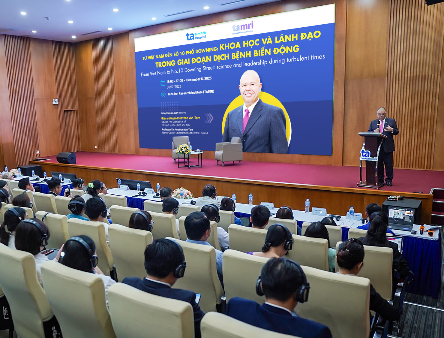 Giáo sư Hiệp sĩ Jonathan Van Tam – giáo sư gốc Việt đầu tiên được phong tước Hiệp sĩ của Hoàng gia Anh, trao đổi khoa học tại Viện Nghiên cứu Tâm Anh, Bệnh viện Đa khoa Tâm Anh TP.HCM vào tháng 12/2023. Ảnh: Bệnh viện Đa khoa Tâm Anh.