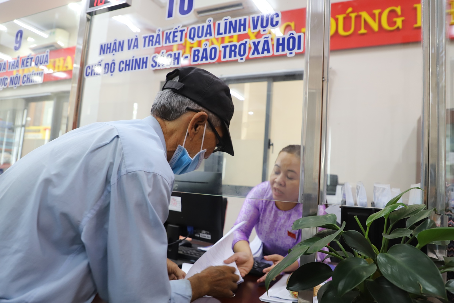 Người d&acirc;n nhận trợ cấp x&atilde; hội (ảnh minh họa). Ảnh: Phạm Thọ