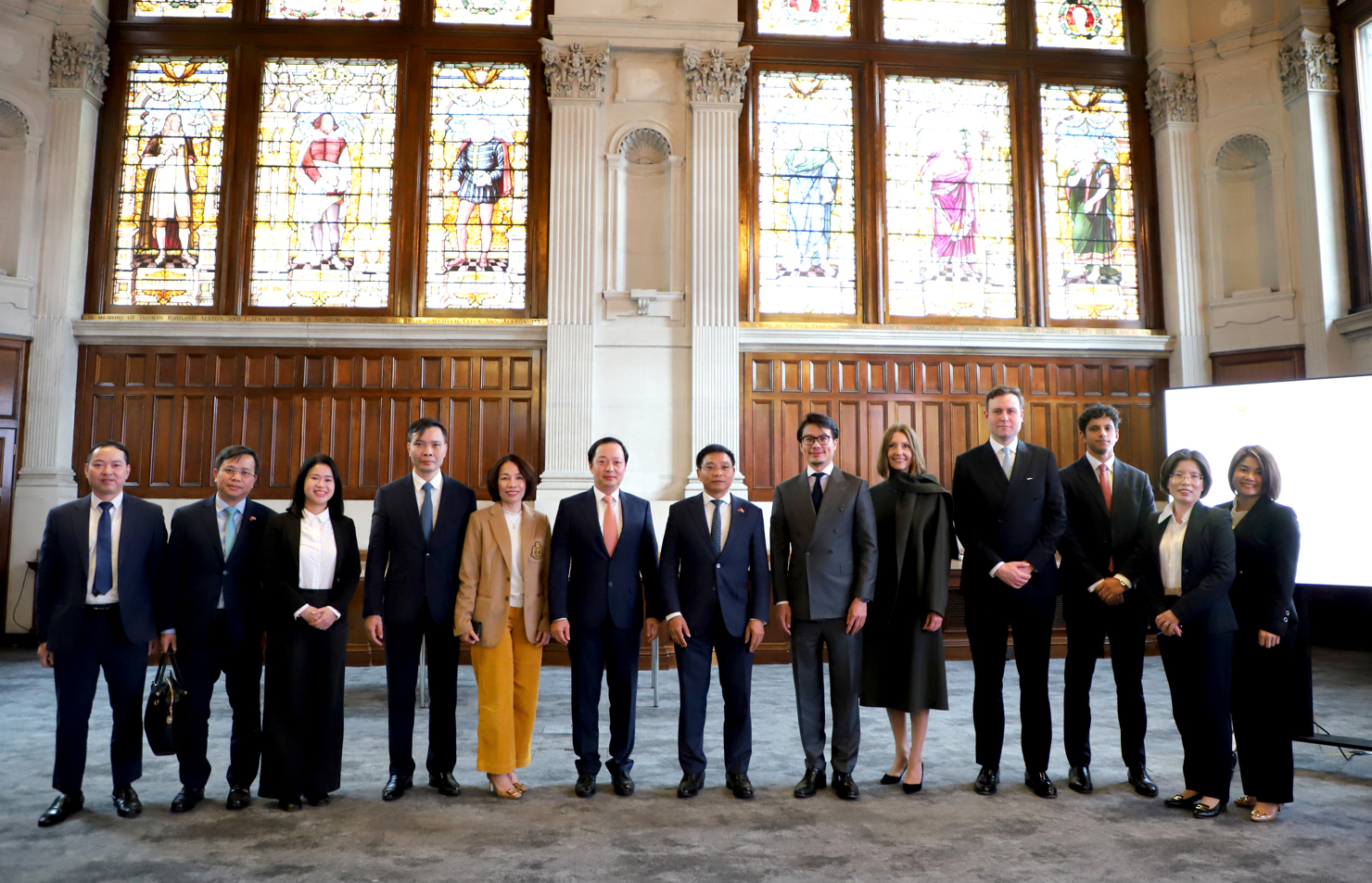 Hai bên chụp ảnh lưu niệm.