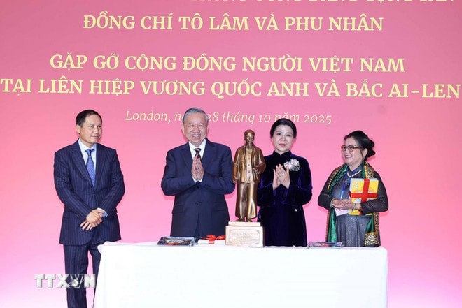 Tổng Bí thư Tô Lâm và Phu nhân tặng bức tượng Chủ tịch Hồ Chí Minh cho Đại sứ quán Việt Nam tại Anh. Ảnh: Thống Nhất/TTXVN.  