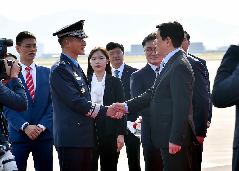 Chủ tịch nước Lương Cường đến Hàn Quốc, bắt đầu chương trình tham dự Tuần lễ Cấp cao APEC 2025. (Ảnh: XUÂN KỲ).  