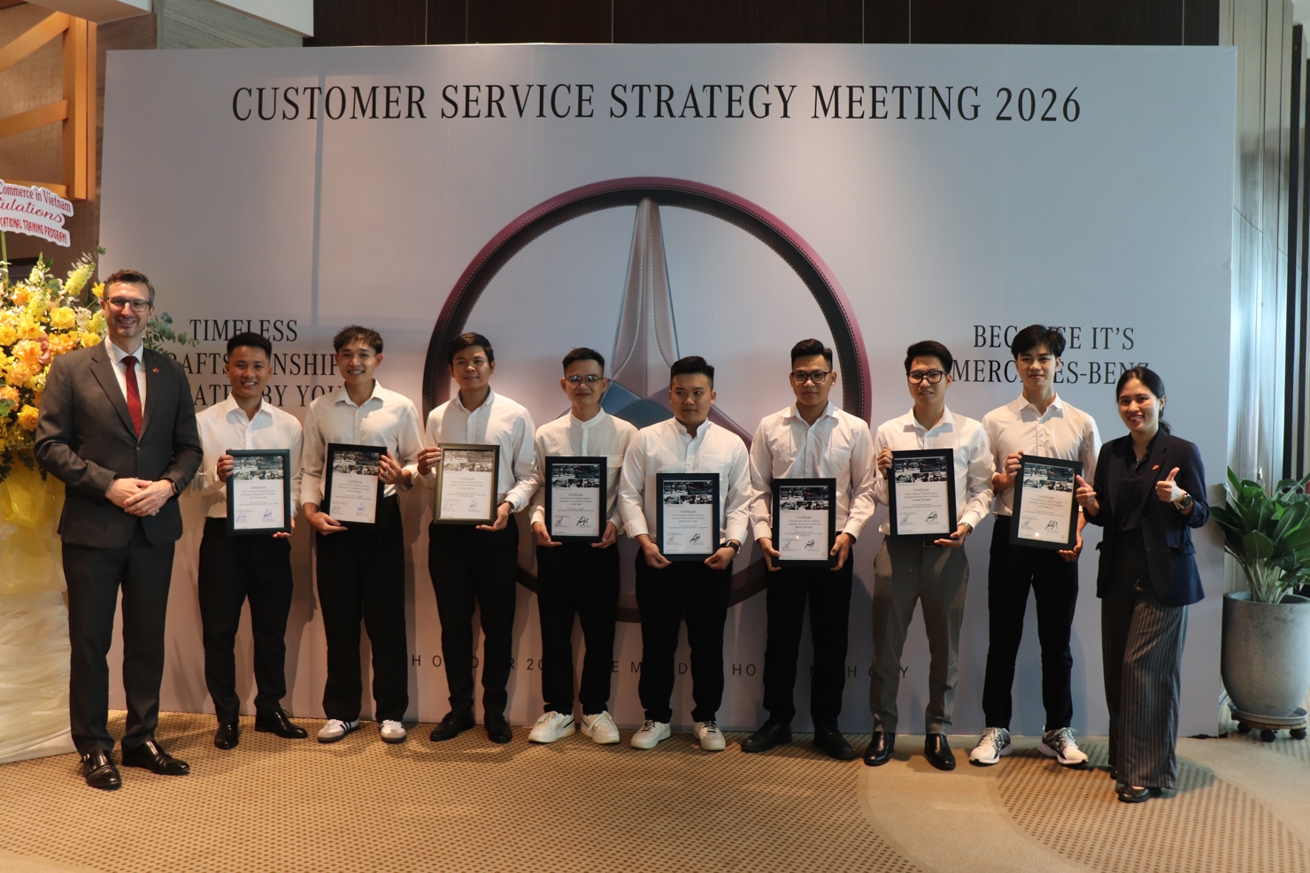 T&acirc;n kỹ thuật vi&ecirc;n v&agrave; đại diện AHK chụp ảnh lưu niệm.