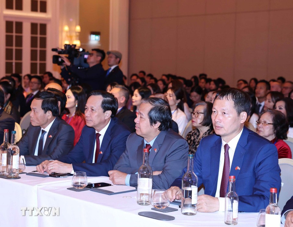 Tổng Bí thư Tô Lâm và Phu nhân gặp gỡ cán bộ, nhân viên Đại sứ quán và cộng đồng người Việt Nam tại Anh - Ảnh 1