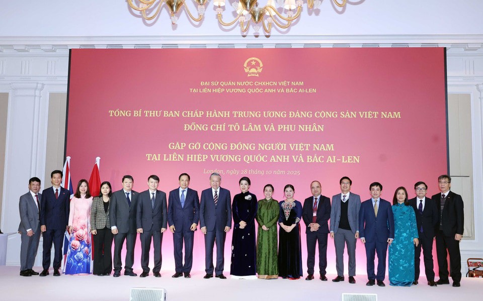 Tổng Bí thư Tô Lâm và Phu nhân với cán bộ, nhân viên Đại sứ quán Việt Nam tại Anh. Ảnh: Thống Nhất/TTXVN.  