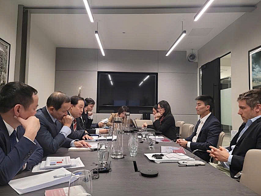 Đoàn công tác Chính phủ Việt Nam gặp gỡ các nhà đầu tư.