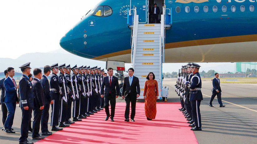 Chủ tịch nước Lương Cường đến Hàn Quốc, bắt đầu chương trình tham dự Tuần lễ Cấp cao APEC 2025. (Ảnh: XUÂN KỲ).