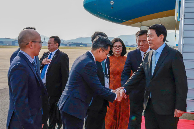 Chủ tịch nước Lương Cường đến Hàn Quốc, bắt đầu chương trình tham dự Tuần lễ Cấp cao APEC 2025. (Ảnh: Xuân Kỳ).  