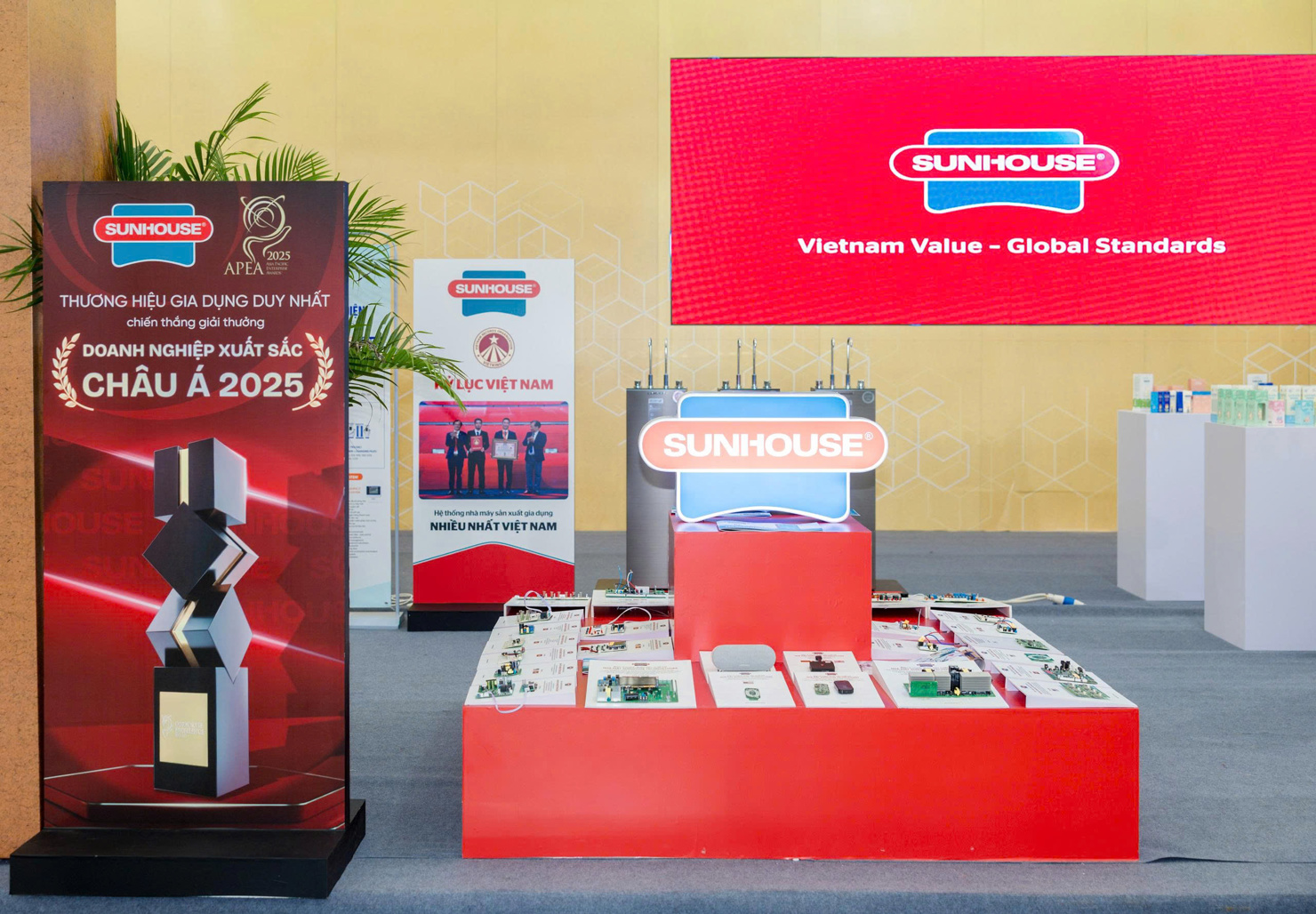 Khu trưng b&agrave;y Sunhouse tại khu Sản phẩm C&ocirc;ng nghệ cao - Hội chợ M&ugrave;a Thu 2025. (Ảnh: Sunhouse)