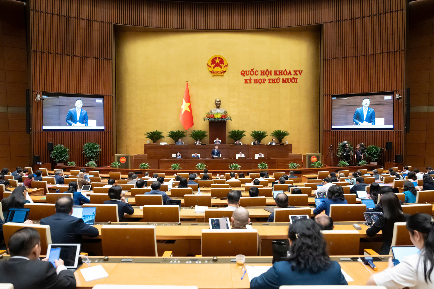 Quang cảnh phiên họp.