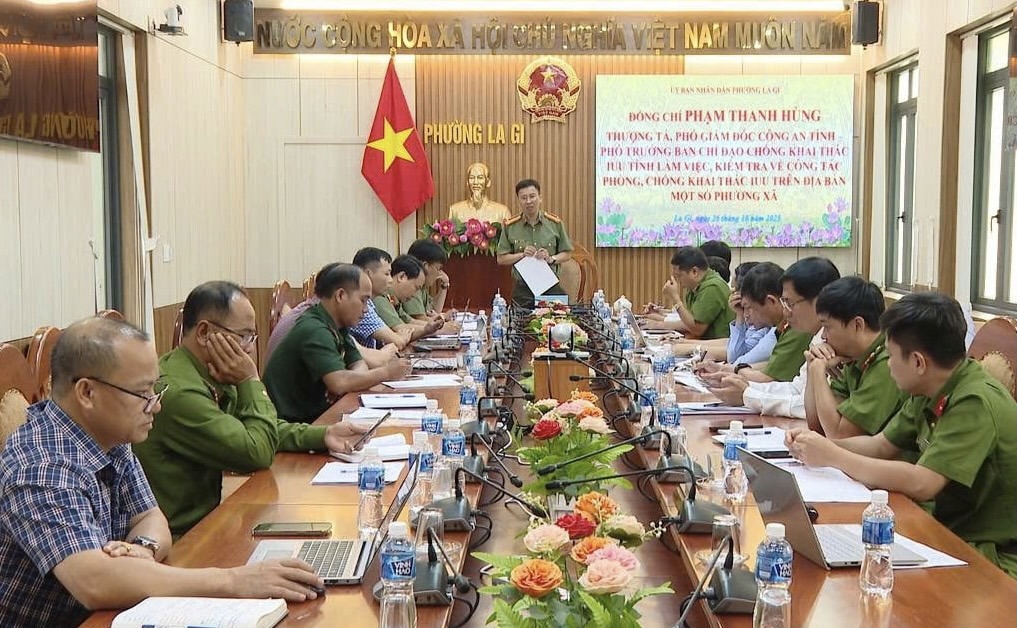Thượng t&aacute; Phạm Thanh H&ugrave;ng - Ph&oacute; Gi&aacute;m đốc C&ocirc;ng an, Ph&oacute; trưởng Ban Chỉ đạo IUU tỉnh L&acirc;m Đồng chỉ đạo lực lượng C&ocirc;ng an cơ sở, cần chủ động l&agrave;m việc với c&aacute;c t&agrave;u c&aacute;. Ảnh: T.N