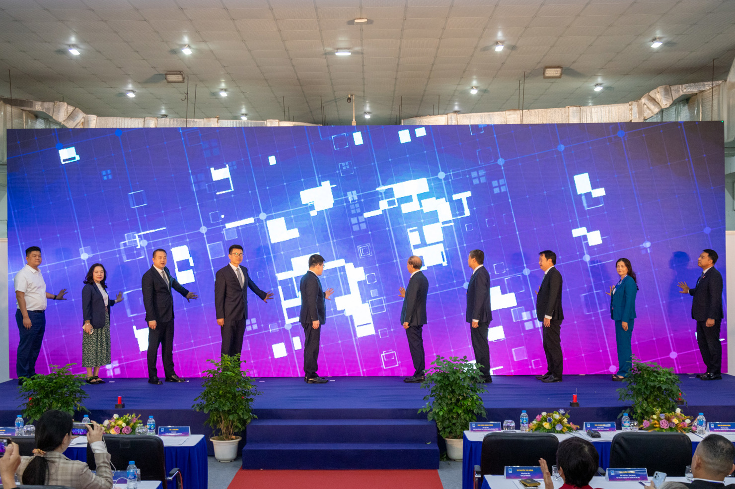 C&aacute;c đại biểu thực hiện nghi thức khai mạc.