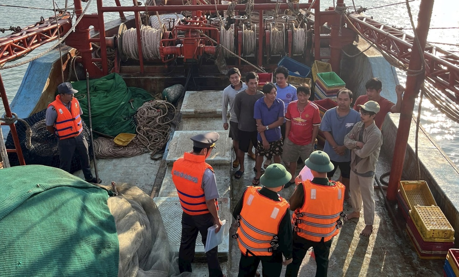 Lực lượng Kiểm ngư tỉnh L&acirc;m Đồng tuy&ecirc;n truyền c&ocirc;ng t&aacute;c&nbsp;chống khai th&aacute;c thủy sản bất hợp ph&aacute;p đến c&aacute;c chủ t&agrave;u c&aacute;. Ảnh: T.N
