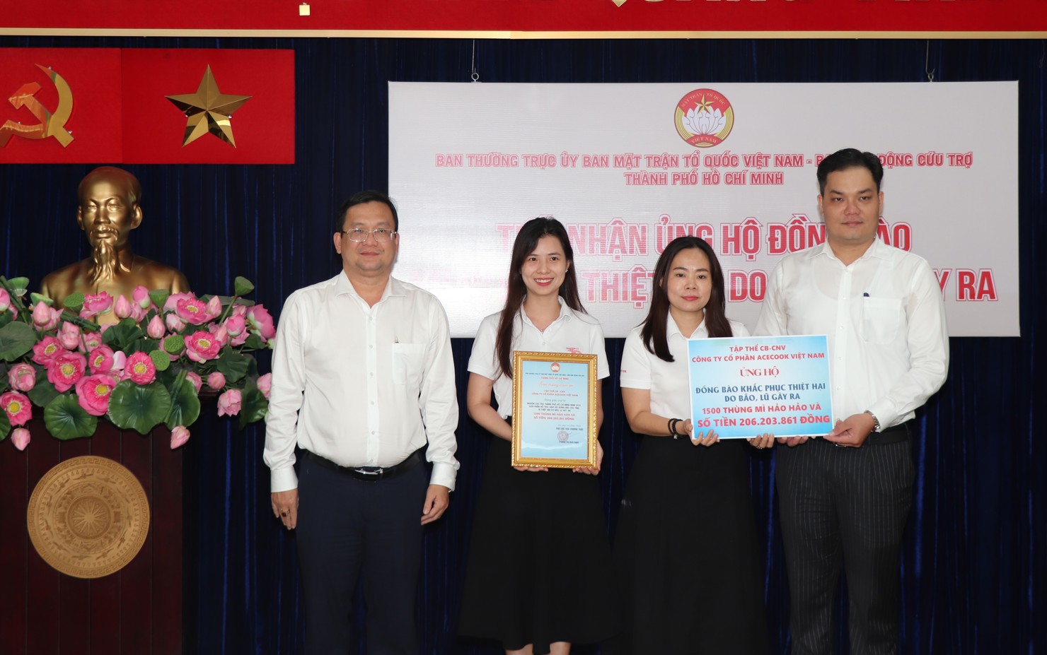 Đại diện&nbsp;C&ocirc;ng ty Cổ phần Acecook Việt Nam trao 206 triệu đồng v&agrave; 1.500 th&ugrave;ng m&igrave; g&oacute;i Hảo Hảo. Ảnh: MT