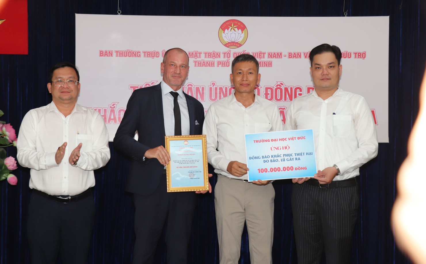 Trường Đại học Việt Đức ủng hộ 100 triệu đồng. Ảnh: MT