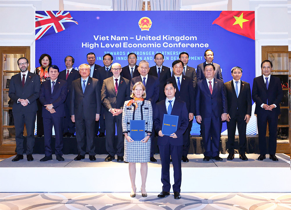 Tổng Bí thư Tô Lâm và Đặc phái viên Thương mại của Chính phủ Anh Matt Western chứng kiến lễ trao văn kiện giữa ông Ngô Chí Dũng, Chủ tịch HĐQT kiêm Tổng Giám đốc Công ty Vaccine Việt Nam VNVC và bà Kaja Natland, Phó Chủ tịch cấp cao GSK vùng châu Á - Thái Bình Dương, khu vực quốc tế. Ảnh: HTN