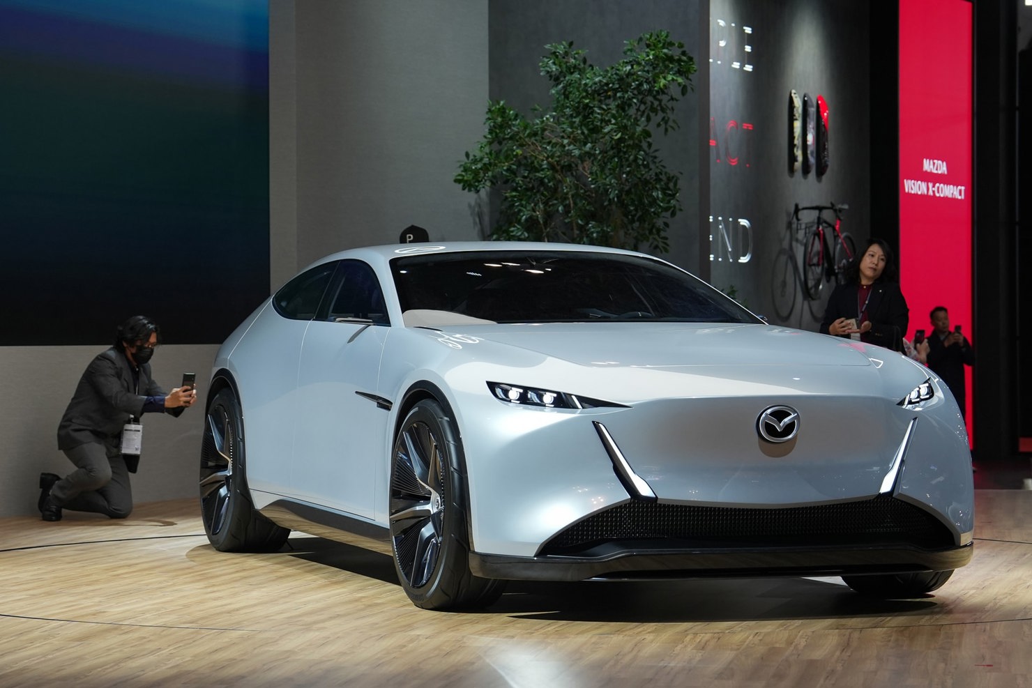 Vision X-Coupe thể hiện rõ quyết tâm của Mazda trong việc giữ lại cảm xúc lái “joy of driving” cùng lúc hướng tới một tương lai bền vững hơn. Ảnh: Hoàng Linh.