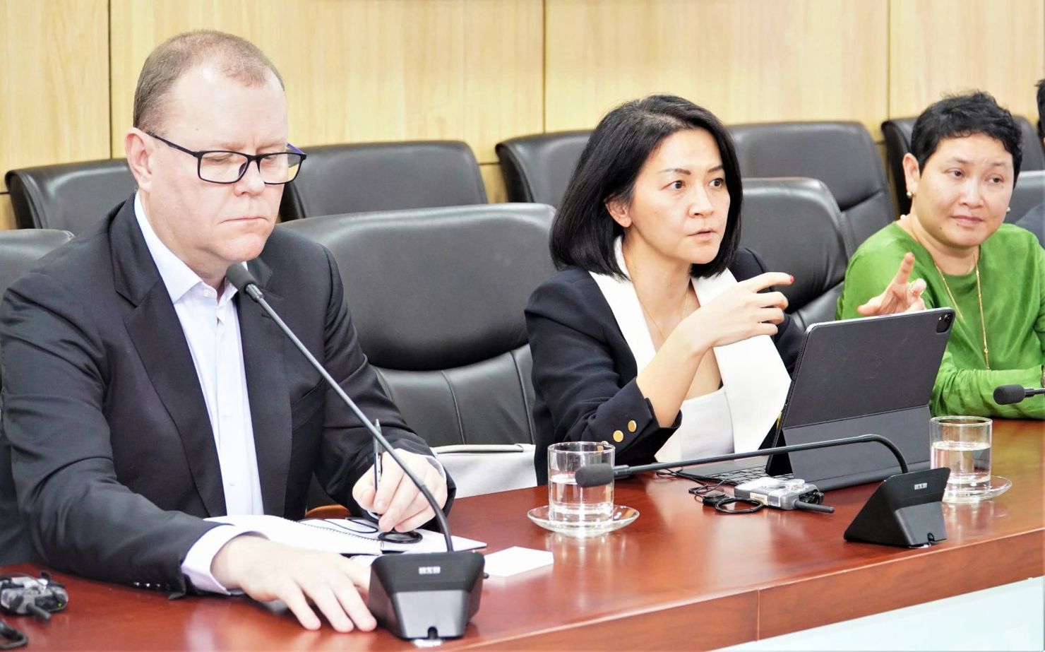 B&agrave; Wanming Du - Gi&aacute;m đốc Ch&iacute;nh s&aacute;ch Khu vực Ch&acirc;u &Aacute; &ndash; Th&aacute;i B&igrave;nh Dương, FTSE Russell (ngồi giữa) trao đổi tại buổi l&agrave;m việc.