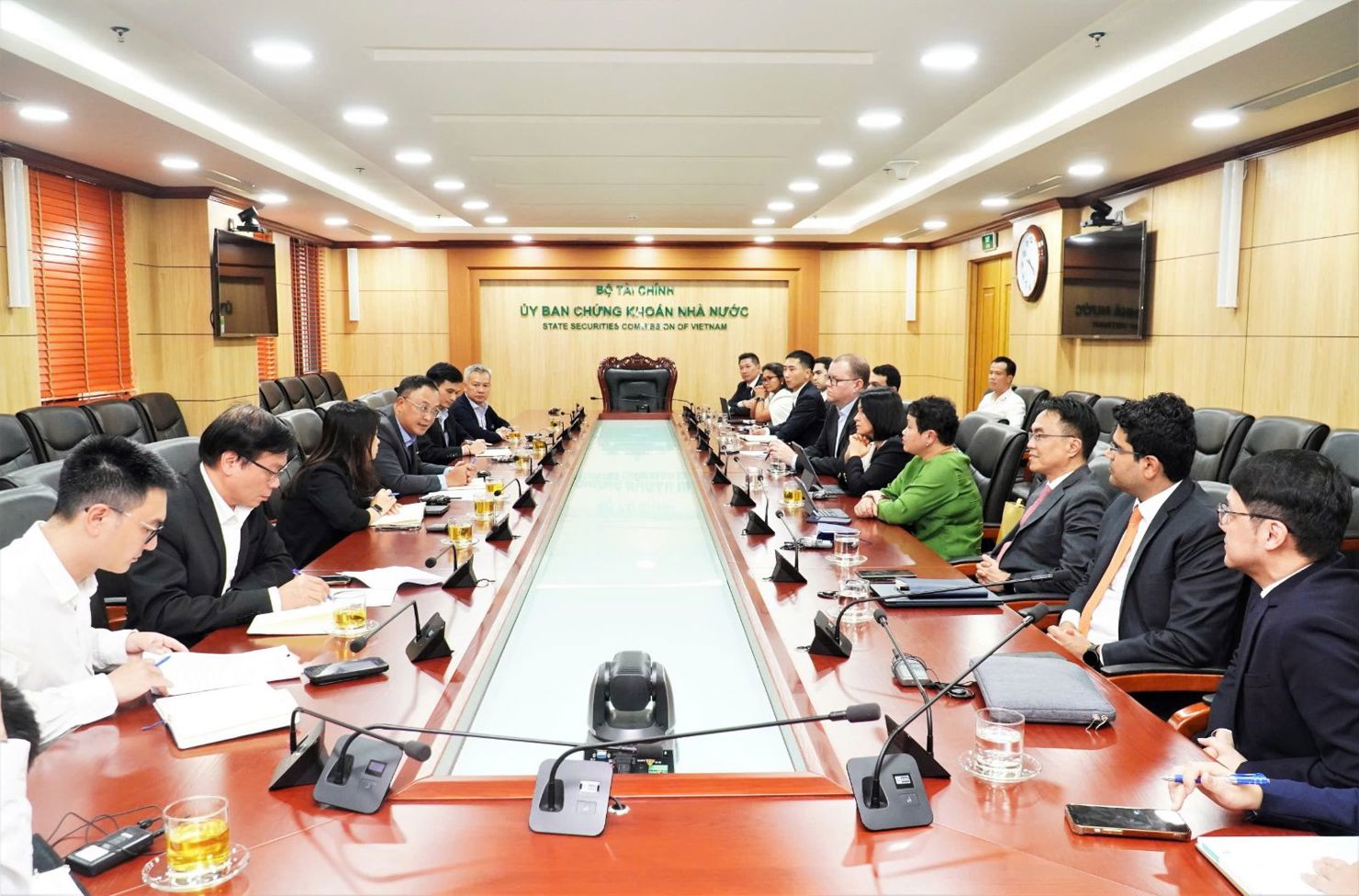 To&agrave;n cảnh buổi l&agrave;m việc.