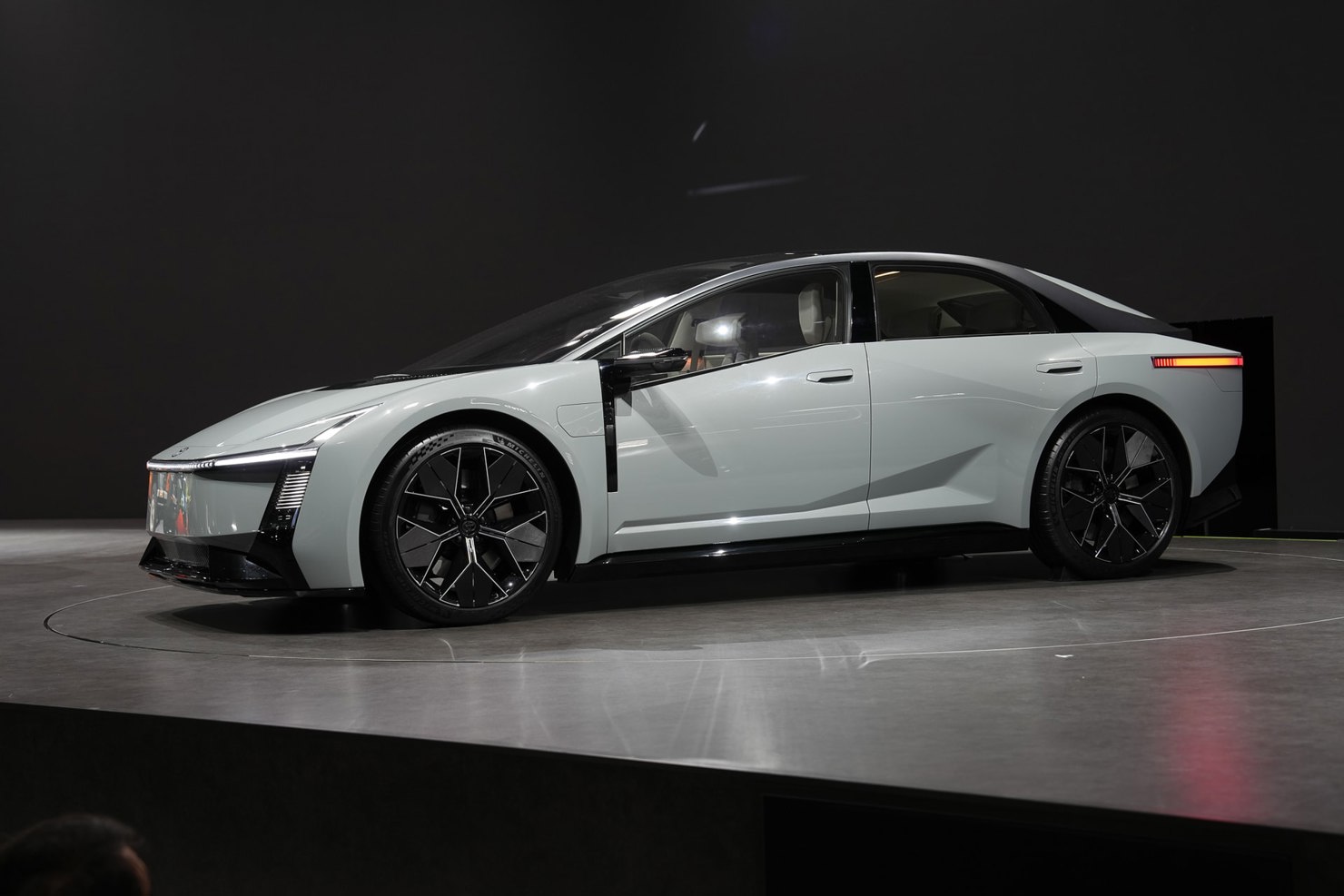 Corolla Concept cho thấy cách Toyota chuẩn bị cho bước tiếp theo của dòng xe bán chạy nhất thế giới. Ảnh: Hoàng Linh.  