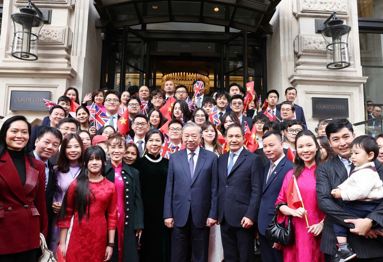 Cộng đồng người Việt Nam tại Anh tiễn Tổng Bí thư Tô Lâm và Phu nhân. (Ảnh: THỐNG NHẤT/TTXVN).