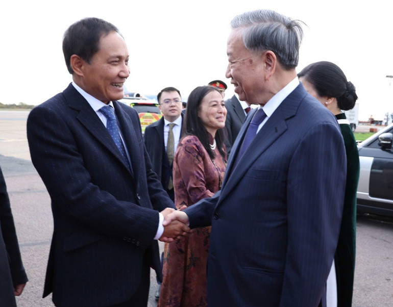 Đại sứ Đỗ Minh Hùng tiễn Tổng Bí thư Tô Lâm và Phu nhân. (Ảnh: THỐNG NHẤT/TTXVN).  