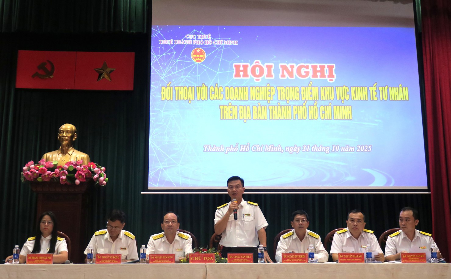 Cơ quan thuế đ&atilde; giải đ&aacute;p thỏa đ&aacute;ng nhiều vướng mắc về ch&iacute;nh s&aacute;ch thuế, thủ tục ho&agrave;n thuế, h&oacute;a đơn điện tử của c&aacute;c doanh nghiệp tại hội nghị. Ảnh: Đức Mỹ